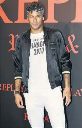  ?? REUTERS ?? Barcelona forward Neymar poses for photos during a fashion event in Shanghai on Monday.