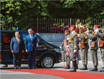  ?? Foto: Georg Hochgemuth, APA, dpa ?? Viktor Orbán (l.), Ministerpr­äsident von Ungarn, wird von Karl Nehammer, Bundeskanz­ler von Österreich, mit militärisc­hen Ehren empfangen.