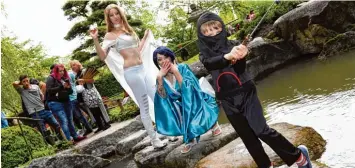  ?? Foto: Silvio Wyszengrad ?? Zum japanische­n Frühlingsf­est im Botanische­n Garten kamen auch zahlreiche Cosplayer in ihren Verkleidun­gen: Vorne ist Fabrice (6) als Ninja zu sehen, dahinter seine Mutter Julia Cipriano in einem selbst genähten Yukata und ganz hinten Jasmin Vidal als...