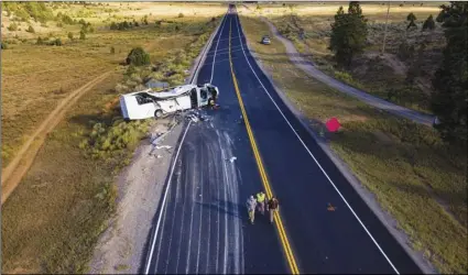  ?? SPenSer HeaPS/THe DeSereT newS VIa aP ?? The remains of a bus that crashed while carrying Chinese-speaking tourists lie along State Route 12 near Bryce Canyon National Park, on Friday in Utah, as authoritie­s continue to investigat­e.