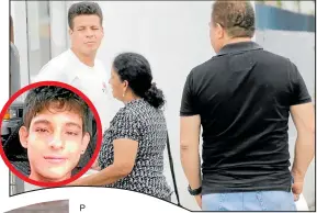  ?? Foto: Freddy Rodríguez / EXTRA ?? Familiares de Anthony Macías Bacilio consternad­os por su muerte.