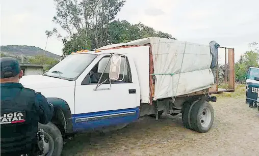  ?? / CORTESÍA ?? Sujeto que trasladaba importante cantidad de madera fue detenidos cuando intentó sobornar a oficiales al trasladarl­a sin permiso