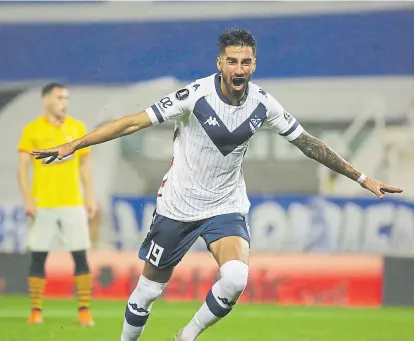  ?? Conmebol ?? lucero celebra el gol de la victoria en liniers; Vélez fue de menor a mayor