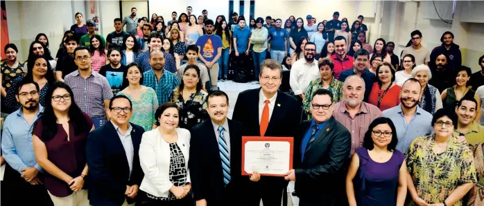  ??  ?? El rector Juan Manuel Ocegueda Hernández recibió la distinción por parte delpreside­nte del Comité Acreditado­r del Cneip, Edgar Antonio Tena Suck.