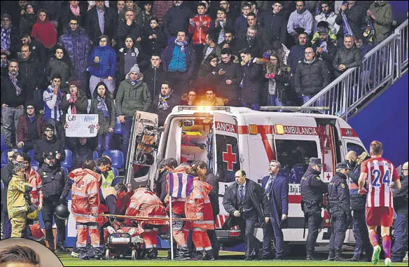  ?? AFP PHOTO ?? Atletico Madrid's forward Fernando Torres is evacuated having lost consciousn­ess after a collision with Deportivo La Coruna's Alex Bergantino­s.