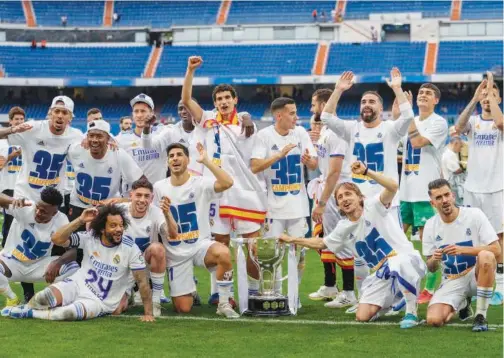  ?? Reuters ?? ↑
Real Madrid players celebrate with the trophy after winning the Spanish League match against Espanyol on Saturday.