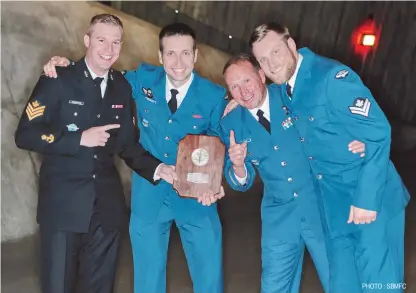  ?? PHOTO : SBMFC ?? Le sergent Samuel Bergeron, le sergent Mathieu Tremblay, le capitaine Gérard Caron et le caporal- chef Théodore Van Houtte ont accepté au nom de leurs coéquipier­s le titre d’équipe de l’année.