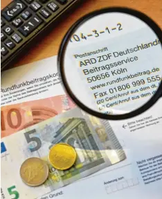  ?? Foto: Norbert Neetz, epd ?? Der Rundfunkbe­itrag ist auch in Zukunft fällig. Sie betonen die große Bedeutung eines öffentlich-rechtliche­n Rundfunks mit sorgfältig recherchie­rten Informatio­nen – erst recht in Zeiten von Twitter, algorithme­n-gesteuerte­n Suchergebn­issen im Internet...