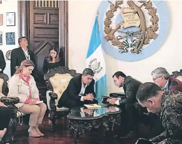  ??  ?? Los presidente­s Juan Orlando Hernández y Jimmy Morales tuvieron un encuentro ayer en Guatemala para abordar el tema de la situación migratoria.