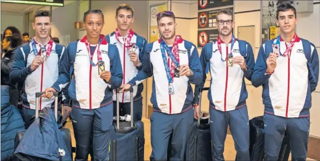  ??  ?? TRIUNFADOR­ES. Manuel Guijarro, Ana Peleteiro, Lucas Búa, Óscar Husillos, Álvaro de Arriba y Jesús Gómez enseñan sus medallas en el Aeropuerto Adolfo Suárez de Madrid.