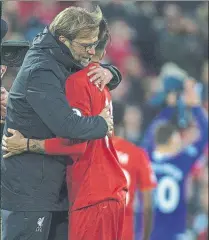  ?? FOTO: EFE ?? Klopp abraza a Firmino, autor del cuarto gol del Liverpool