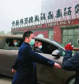  ?? REUTERS ?? Peter Daszak y Thea Fischer, ayer, a su llegada al Instituto de Virología de Wuhan (IVW)