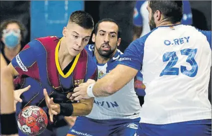  ?? FOTO: PEP MORATA ?? Domen Makuc, ayer en acción. El esloveno, su compatriot­a Blaz Janc, Luis Frade y Haniel Langaro se estrenaron como azulgranas