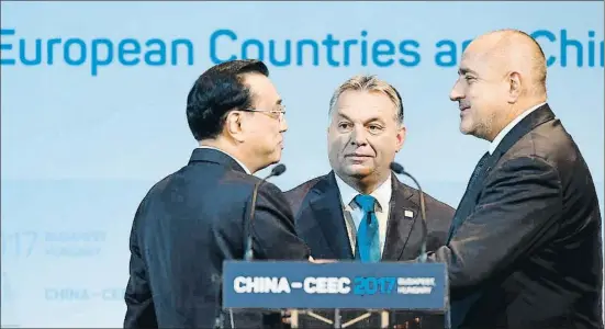  ?? ATTILA KISBENEDEK / AFP ?? El primer ministre xinès, Li Keqiang, amb els seus homòlegs hongarès, Viktor Orbán, i búlgar, Boiko Boríssov, el 27 de novembre a Budapest