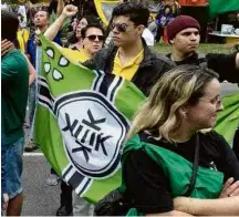  ??  ?? Manifestan­tes pró-Bolsonaro exibem bandeira do Kekistão, usada pela extrema direita nos EUA