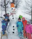  ?? FOTO: EVA WASSNER ?? Schneespaß in Haisterkir­ch mit Pius, Paula, Lilly, Mats und Juna sowie mit ihrem Schneemann „Zini“, der mehr als zwei Meter groß ist.