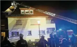  ??  ?? In Bad Sooden-allendorf musste die Feuerwehr den Brand eines Dachstuhle­s mit Hilfe einer Drehleiter bekämpfen. Foto: Feuerwehr Bad Sooden-allendorf