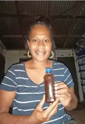  ?? ?? Eleni Rasaqiwa holding a bottled honey.