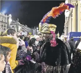  ?? ÁLVARO SÁNCHEZ ?? El rey Baltasar a su paso por la plaza del Pilar el pasado año.