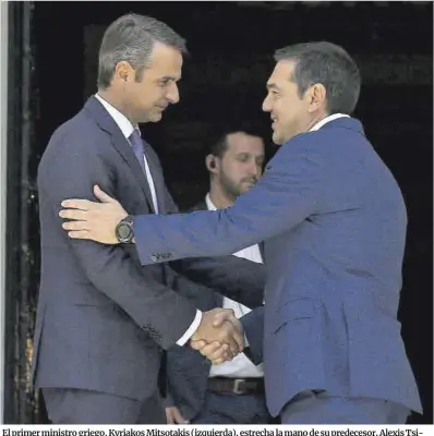  ?? Costas Baltas / Reuters ?? El primer ministro griego, Kyriakos Mitsotakis (izquierda), estrecha la mano de su predecesor, Alexis Tsipras, poco después de tomar posesión del cargo, el 8 de julio de 2019 en Atenas.