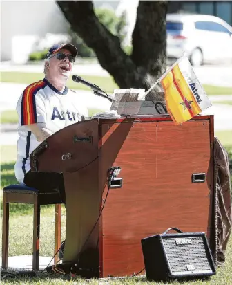  ?? Karen Warren / Staff photograph­er ?? Former Astros organist Jim Connors set up his 238-pound organ across the street from the Village of Meyerland and played for the seniors who live at the six-story complex.