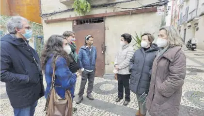  ?? S. GARCÍA ?? Irene de Miguel y javier Fuentes charlan con algunos vecinos del Casco Antiguo, ayer.