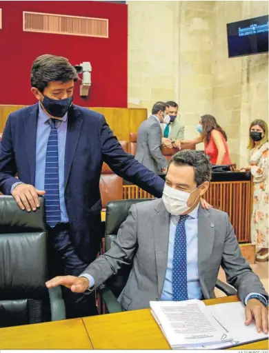  ?? JULIO MUÑOZ / EFE ?? Juan Marín y Juanma Moreno, el pasado miércoles en el Parlamento.