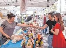  ??  ?? Spezialitä­ten aus Italien gab es in Hülle und Fülle auf dem Spritzenha­usplatz.