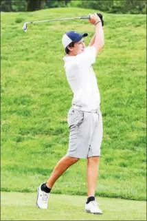  ?? RACHEL WISNIEWSKI/FOR DIGITAL FIRST MEDIA ?? La Salle’s Buddy Hansen, 18, tees off at the 14th hole Sunday during the Montco Amateur Championsh­ip.