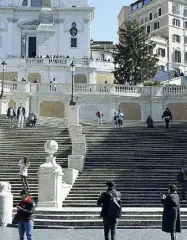  ??  ?? La scalinata Trinità dei Monti ieri mattina era deserta