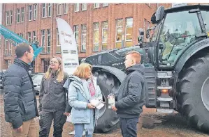  ?? ?? Bei der Jobbörse warb die Firma Landtechni­k Heinz Pieper mit einem Traktor für sich.