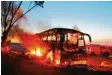  ?? Foto: afp ?? Ein israelisch­er Bus ging nach einem Angriff aus Gaza in Flammen auf.