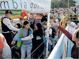  ?? REUTERS ?? Frontera. Miles de venezolano­s cruzan hacia Colombia.