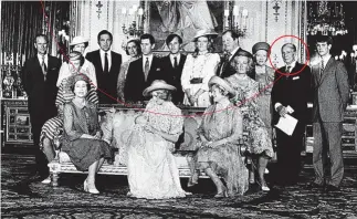  ?? GTRES ?? La familia real británica posa con el recién nacido Guillermo y su padrino, Van der Post.