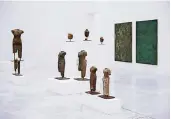  ??  ?? Im Labyrinth sind Khmer-Skulpturen mit „Farbraumkö­rpern“des Künstlers Gotthard Graubner kombiniert.