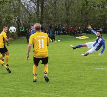  ??  ?? Akrobatisc­h schön: Mit einem wunderbare­n Seitfallzi­eher brachte Tolga Özkan den Türkgücü Königsbrun­n mit 1:0 in Führung. Am Ende mussten sich die Brunnenstä­dter mit einem 2:2 begnügen.