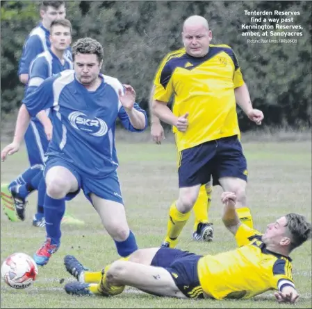  ?? Picture: Paul Amos FM4506108 ?? Tenterden Reserves find a way past Kennington Reserves, amber, at Sandyacres