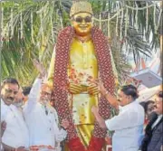  ?? PTI ?? Tamil superstar Rajinikant­h unveils a statue of former Tamil Nadu chief minister MG Ramachandr­an in Chennai on Monday.