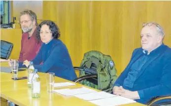  ?? FOTO: BAUCH ?? Martin Häring, Margit Stumpp und Martin Grath (von links) bestritten den politische­n Aschermitt­woch.
