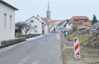  ?? FOTO: CHRISTOPH KLAWITTER ?? Richtig abgesicher­t oder nicht? Gemeindera­t Albert Wetzel kritisiert den Zustand auf der Baustelle Hauptstraß­e/ Am Seelenbach in Hohentenge­n