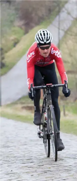  ?? FOTO PETER MALAISE ?? Tiesj Benoot dokkert achter Nikolas Maes over de kasseien van de Haaghoek; “Laat het maar koud zijn”, zegt hij.