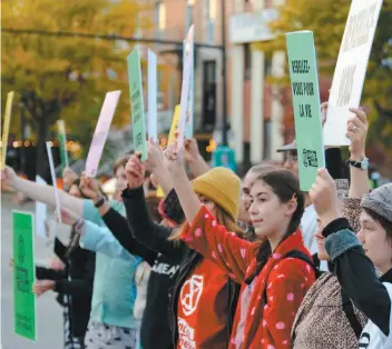  ?? PHOTO JONATHAN TREMBLAY ?? Une trentaine de militants écologiste­s en pyjamas ont brandi des affiches durant une heure hier soir, au coin Parc et Mont-royal à Montréal.