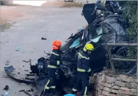  ??  ?? Carro voou de viaduto e só parou junto a muro muitos metros abaixo da A22