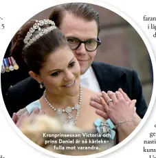  ??  ?? Kronprinse­ssan Victoria och prins Daniel är så kärleksful­la mot varandra.