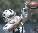  ?? Jeff Chiu/Associated Press ?? Wide receiver Jordy Nelson, a standout for years with the Green Bay Packers, is clicking with new quarterbac­k Derek Carr and the Oakland Raiders.