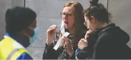  ?? DANIEL LEAL-OLIVAS/AFP VIA GETTY IMAGES ?? Women self-administer a Covid-19 test at a mobile testing centre on Clapham Common
in south London this week. New variants appear to be escaping vaccines in the U.K.