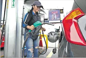  ?? ARCHIVO / EXPRESO ?? Gasolinera. En Guayaquil, una empleada pone gasolina a un carro.