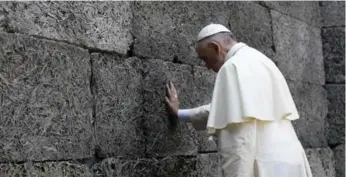  ?? L’OSSERVATOR­E ROMANO/POOL PHOTO/THE ASSOCIATED PRESS ?? Pope Francis prayed in front of the Death Wall at Auschwitz in Oswiecim, Poland, on Friday.