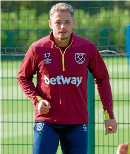  ??  ?? Javier Hernández, durante su regreso a los entrenamie­ntos con el West Ham United.