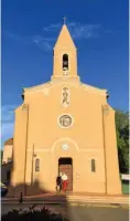  ??  ?? L’art de vivre provençal s’étire jusqu’au bout de la presqu’île de Giens avec cette charmante église Saint-Pierre.